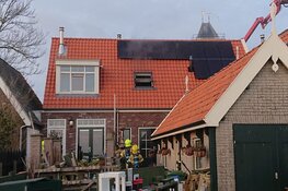 Brand in woning aan smal straatje Oosterend, geen bewoners aanwezig