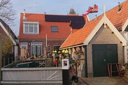 Brand in woning aan smal straatje Oosterend, geen bewoners aanwezig