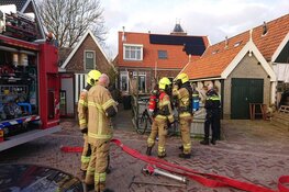 Brand in woning aan smal straatje Oosterend, geen bewoners aanwezig