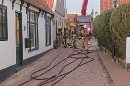 Brand in woning aan smal straatje Oosterend, geen bewoners aanwezig