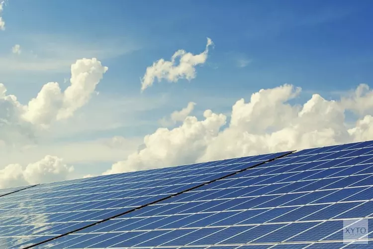 Pilot met zonnepanelen in fietspad op de Westerweg