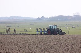 Persoon met hand bekneld in landbouwvoertuig bij Den Burg