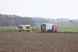 Persoon met hand bekneld in landbouwvoertuig bij Den Burg