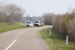 Persoon met hand bekneld in landbouwvoertuig bij Den Burg