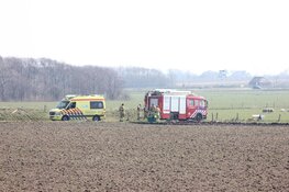 Persoon met hand bekneld in landbouwvoertuig bij Den Burg