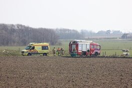 Persoon met hand bekneld in landbouwvoertuig bij Den Burg