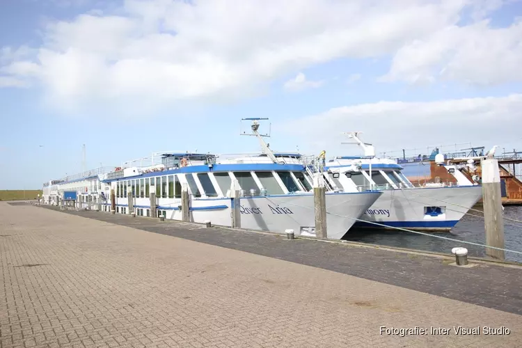 Cruiseschepen liggen lange tijd werkeloos in haven van Oudeschild
