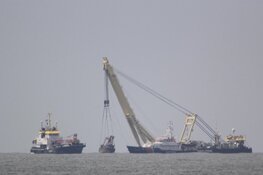 Gezonken Urker kotter Lummetje door bergingsbedrijf boven water gehaald