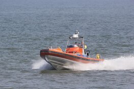 Zeiljacht loopt vast op een zandplaat bij Texel