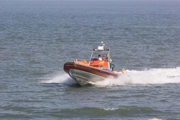 Zeiljacht loopt vast op een zandplaat bij Texel