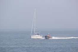 Zeiljacht loopt vast op een zandplaat bij Texel
