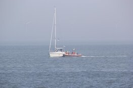 Zeiljacht loopt vast op een zandplaat bij Texel