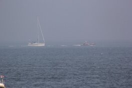 Zeiljacht loopt vast op een zandplaat bij Texel