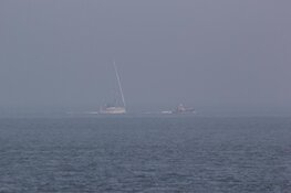 Zeiljacht loopt vast op een zandplaat bij Texel