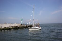 Zeiljacht loopt vast op een zandplaat bij Texel