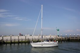 Zeiljacht loopt vast op een zandplaat bij Texel