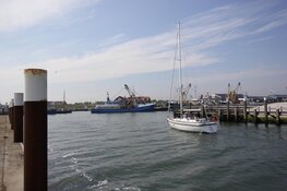 Zeiljacht loopt vast op een zandplaat bij Texel