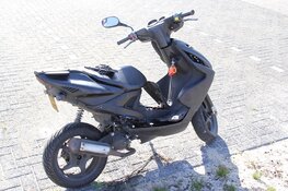 Scooterrijdster aangereden in De Koog