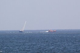 Zeiljacht vastgelopen bij Oudeschild