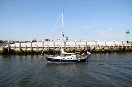 Zeiljacht vastgelopen bij Oudeschild