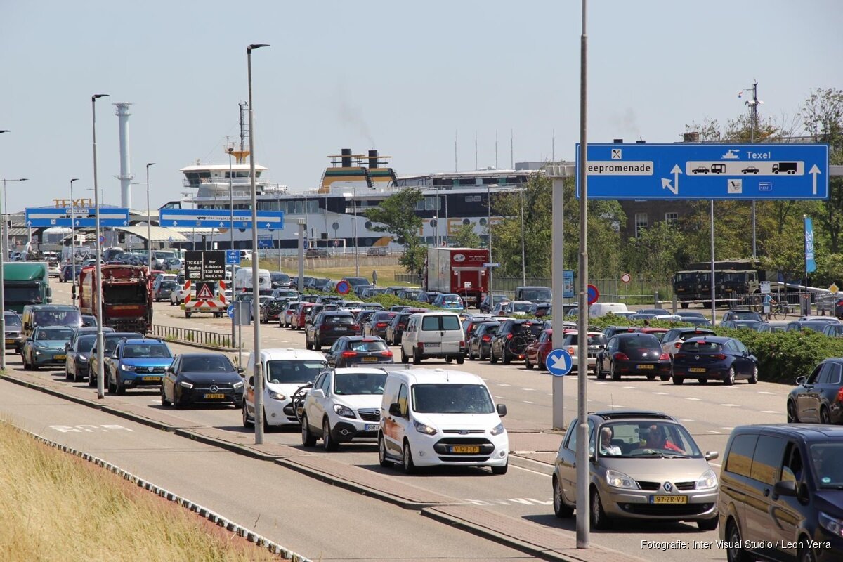 Drukte in Den Helder bij de boot naar Texel - Texelsdagblad.nl