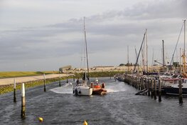 Zeiljacht met problemen voor kust van Texel