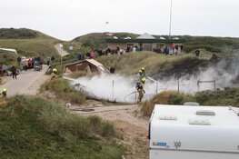 Caravan vliegt in brand op camping De Koog