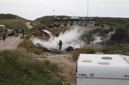 Caravan vliegt in brand op camping De Koog
