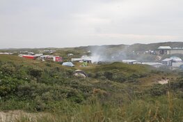 Caravan vliegt in brand op camping De Koog