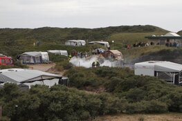 Caravan vliegt in brand op camping De Koog