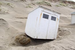 Forse schade aan strandhuisjes op Texel door hoogwater