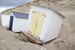 Forse schade aan strandhuisjes op Texel door hoogwater