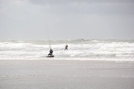 Forse schade aan strandhuisjes op Texel door hoogwater