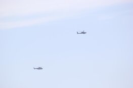 Gevechtshelikopters doen 'missing man formation' na begrafenis omgekomen militairen bij helikoptercrash