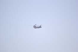 Gevechtshelikopters doen 'missing man formation' na begrafenis omgekomen militairen bij helikoptercrash