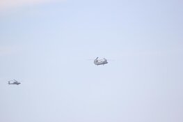 Gevechtshelikopters doen 'missing man formation' na begrafenis omgekomen militairen bij helikoptercrash