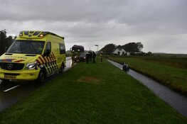 Elektrische auto raakt te water op Texel, omstanders bevrijden bestuurder