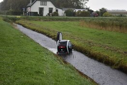 Elektrische auto raakt te water op Texel, omstanders bevrijden bestuurder