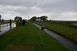 Elektrische auto raakt te water op Texel, omstanders bevrijden bestuurder