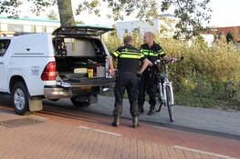 Fietser botst met auto op Texel, slachtoffer naar ziekenhuis