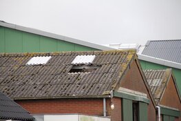 Man zakt door dak op Texel