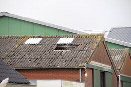 Man zakt door dak op Texel