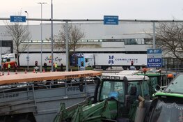 Boeren blokkeren distributiecentrum Albert Heijn in Zaandam