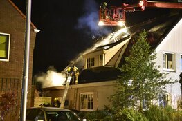 Brand op dak van woning in Den Burg