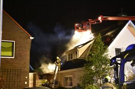 Brand op dak van woning in Den Burg