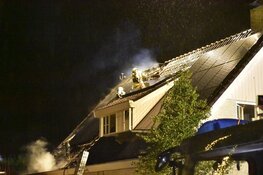 Brand op dak van woning in Den Burg