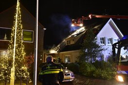 Brand op dak van woning in Den Burg