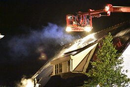 Brand op dak van woning in Den Burg