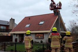 Stormschade aan schoorsteen bij woning De Koog