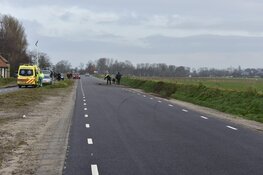 Auto raakt van de weg in Oosterend